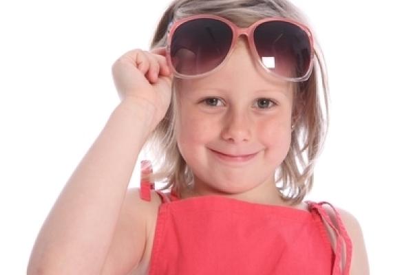 A napszemüvegek alkalmasak a szem védelmére és egyben fontos divatkiegészítők is lehetnek.