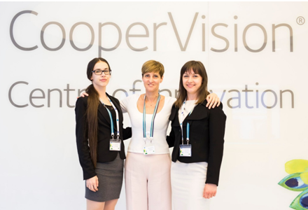 A CooperVision FORCE Az Év Hallgatója döntősei: Gulyás Tímea (balra) és Istvánfi Kinga témavezetőjükkel, Dr. Tapasztó Beátával (középen). A CooperVision FORCE Az Év Hallgatója döntősei: Gulyás Tímea (balra) és Istvánfi Kinga témavezetőjükkel, Dr. Tapasztó Beátával (középen).